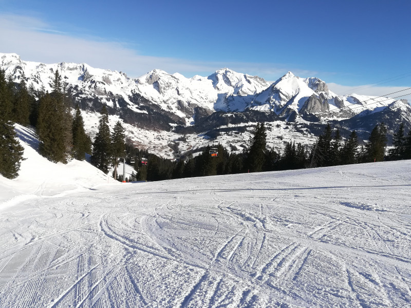 Am Ruestel-Hang, endlich wieder einmal ohne Skirennen. Aufgrund des Neuschnees und des zügigen Föhns bildeten sich aber rasch Haufen.
