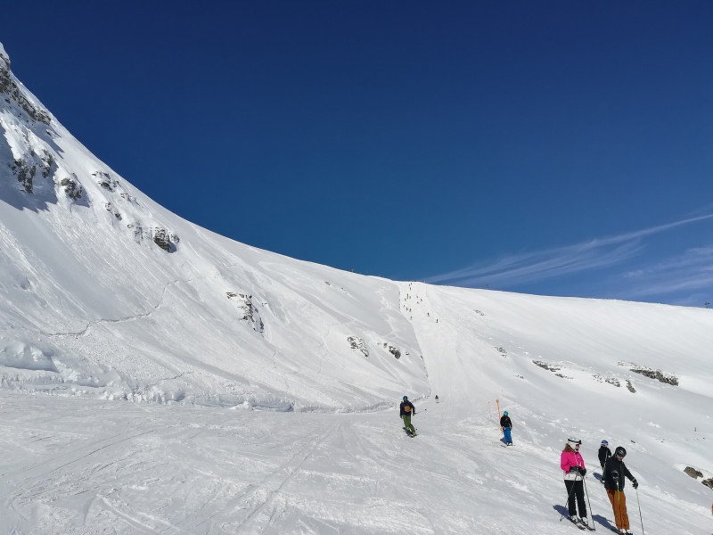Dieser Hang entwickelte sich im Laufe des Tages zu einer heftigen Buckelpiste mit 1m hohen Buckeln.