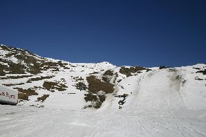 Die Mont de la Chambre (beschneit vom Gipfel bis ins Tal) war zwar pappig, aber noch fahrbar. Die nicht beschneite rote nebenan ist schon aper.