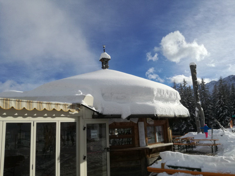 Kleine Menge Neuschnee an der Lorenzihütte
