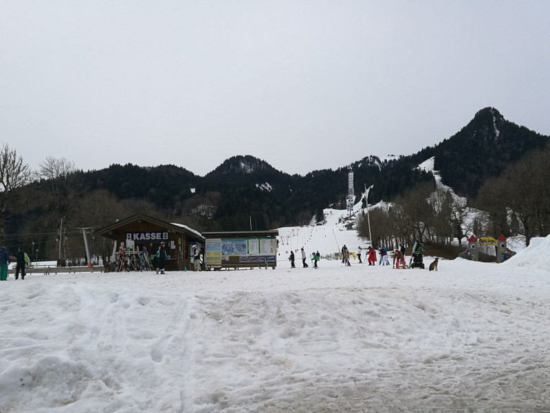 Blick auf den Draxlhang vom spärlich gefüllten Parkplatz.