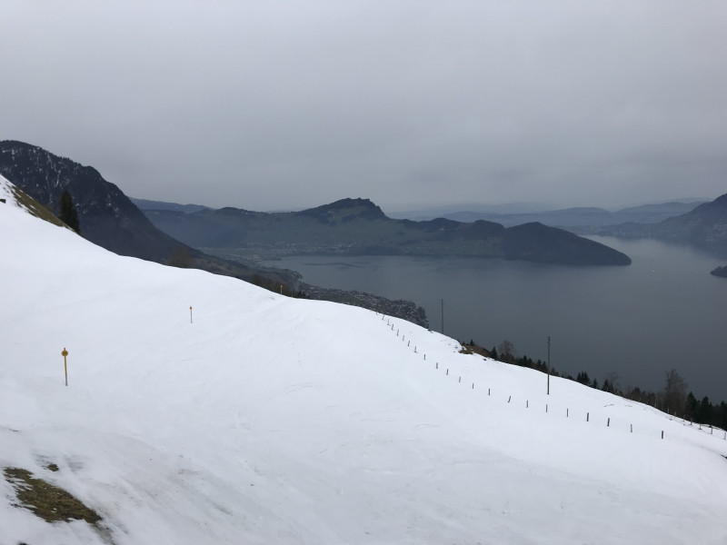 Bis zum Stall oberhalb Altberg herrscht noch eine geschlossene Schneedecke, wenn auch mit sehr bremsigem Schnee. Aber es ging noch ohne Stossen.