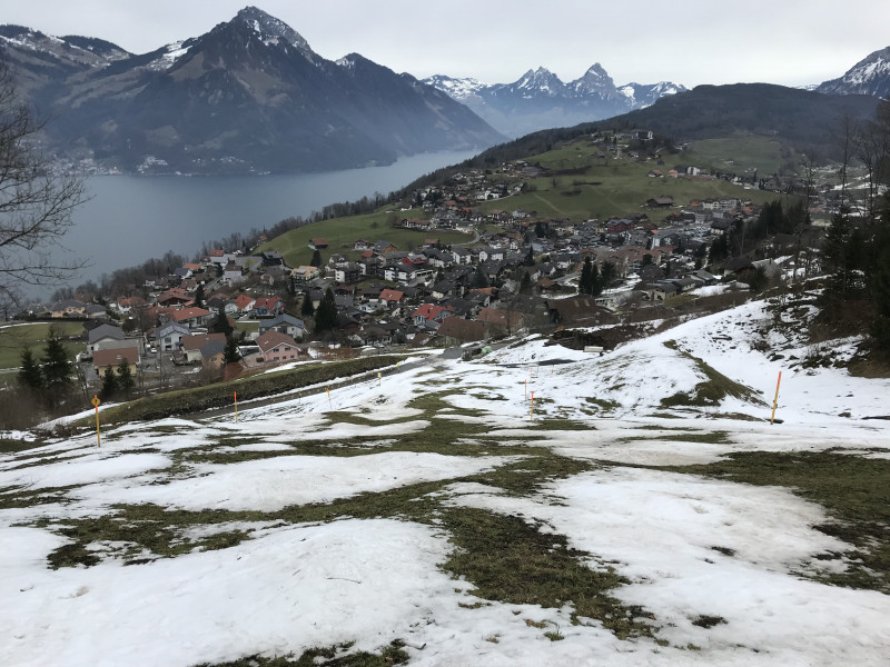 Auf dem Steilhang selber muss man gut planen, dann kommt man noch ohne Graskontakt durch. Sogar auf dem Strässchen lag noch etwas Schnee.