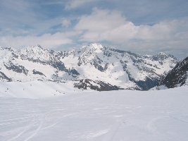 Blick nach Norden. Die Fernaumauer war auch fahrbar, aber sehr schmal, da unten recht viele Felsen ausgeapert. Bei guten Verhältnissen hier sicherlich die Top-Abfahrt