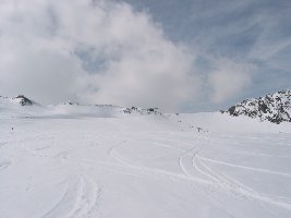 Off-Piste am Fernauferner. Kein Ideal-Firn, aber schönes Gleiten in weißer Einsamkeit, herrlich!