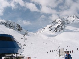 Piste 10 am Fernau II. Viel besser als im Dezember, wobei es damals nicht zu unterbieten war (Steine, Eis, voll)