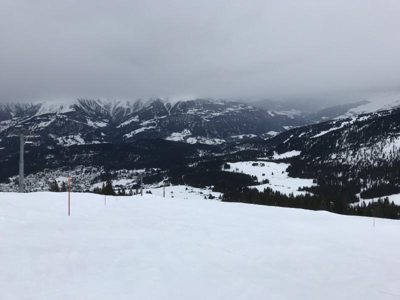 Die eh schon ruhige Ecke Naraus ist heute völlig ausgestorben. Die 4KSB dreht verwaist ihre Runden. Die Piste ist um 15 Uhr noch jungfräulich. Ein Sulz-Traum! Mittlerweile hat der Föhn nahezu abgestellt.