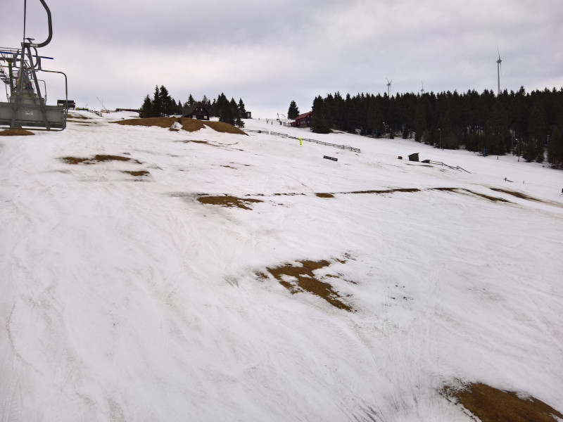 Blick über Funpark und Piste 2 (als Restschnee befahrbar) und 6 (beste des Tages)