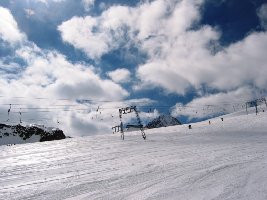 Am Daunenhang. Ganz rechts sieht man den unruhigen Pistenzustand