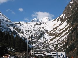 Blick von der Talstation entlang der 1.Sektion nach oben - Wilde Gruben anscheinend bis weit hinauf schneefrei, bei besseren Verhältnissen hätte ich es vielleicht probiert