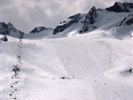 Eisjoch-Hang im Zoom. An den unteren Rändern werden schon Schneedepots angelegt