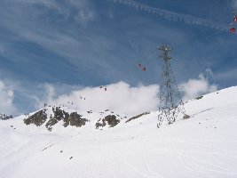Ungewohnte Perspektive auf die 6ZUB Eisgrat II, deren Rollengeräusch die Stille als leises Rauschen durchbricht