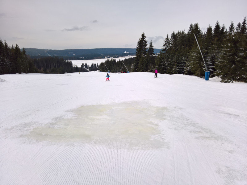 einer von mehreren Eisklumpen auf Piste 5