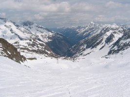 Einfahrt in die gesperrte &amp;quot;Silberschneid&amp;quot; (2) direkt über die Rest-Zunge des Schaufelferners. Die beste Abfahrt in diesem Bereich von Neigung, Kurven und Breite