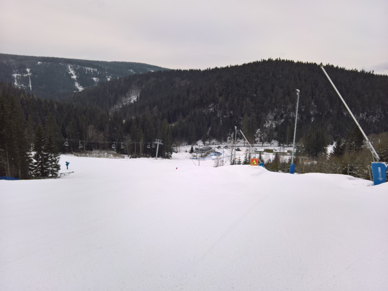 Piste 4, eine Bullyspur geht's rechts vorbei an den beiden Depots