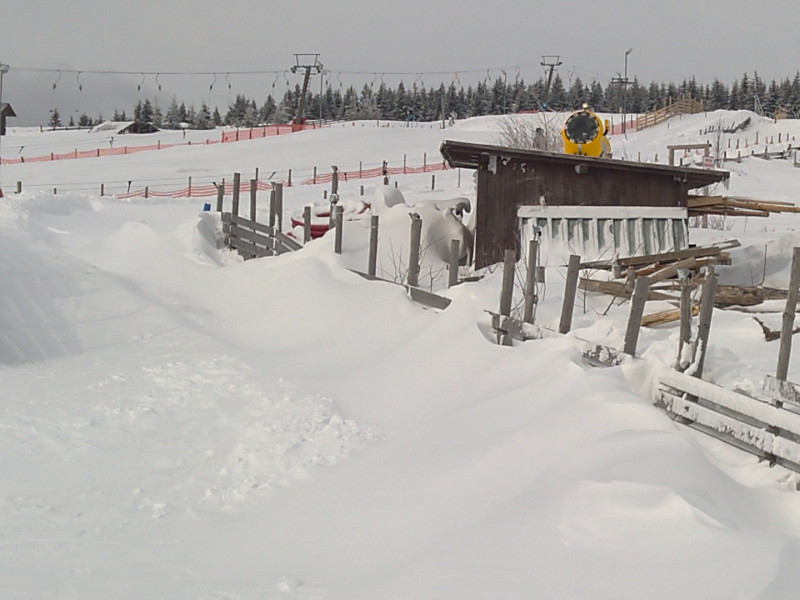 Novako, der Wind hat die Snowtubing-Strecke in Besitz genommen
