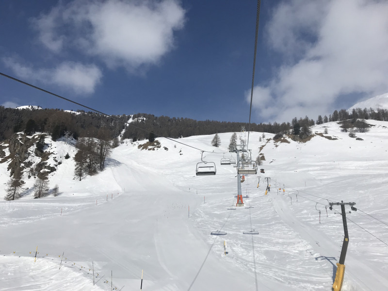 Für Faule gehts zuerst mit dem Sessel hoch. Der lief heute mit dem Dieselantrieb (oder der lief einfach zu Testzwecken gleichzeitig)
