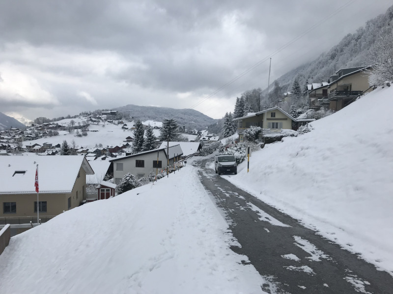 Sogar über die Strasse ging es ohne Abschnallen.