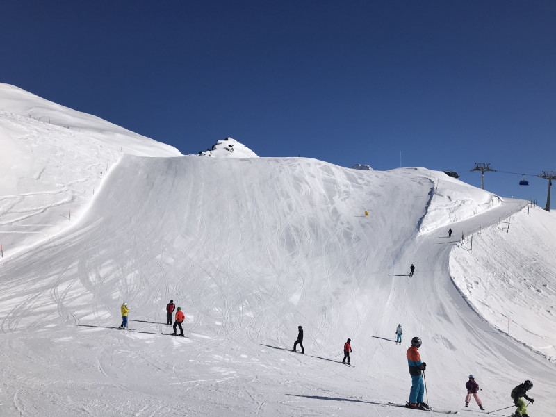 Bei Blausee sind die beiden Pisten zu einer einzelnen verbreitert worden