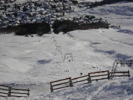 Nochmals ein Bild. Richtung Dorf. Auf der linken Seite der Survih und Crasta.