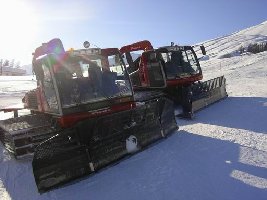 In Zuoz fahren 3 Pistenfahrzeuge, 1 Pistenbully ond Seilwinde, 1 Everest mit Seilwinde und 1 T4S auch mit Seilwinde.