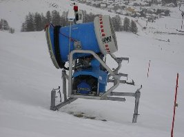 Insgesammt stehen in Zuoz 12 Lenko Snwocanons, 2 Technoalpin und eine Lanze im Einsatz. Dieses Jahr war Schnee mangelware. Die Kanonen liefen alle zusammen Insgesammt 45 Tage.