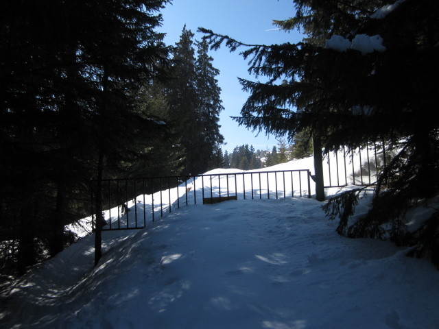 Beginn der Abfahrt an einem Gatter mit Warntafel (ca. 1.960 m)