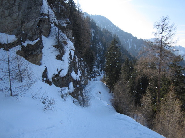 Schmal entlang der Felswand (ca. 1.790 m)