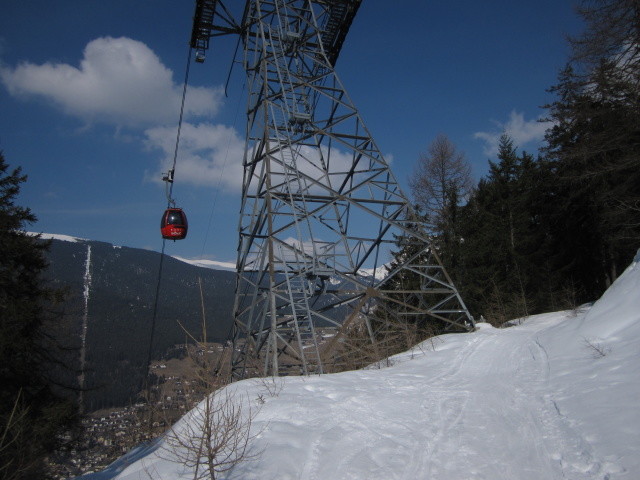 Unter der Seilbahn hindurch (ca. 1.550 m)