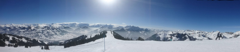 Panorama von Saanenmöser, über Gstaad, Les Diablerets, Videmanette bis zu den Freiburger Alpen, mit dem sanften Rellerligrat im Vordergrund. Diese Kulisse werde ich am Meisten vermissen.