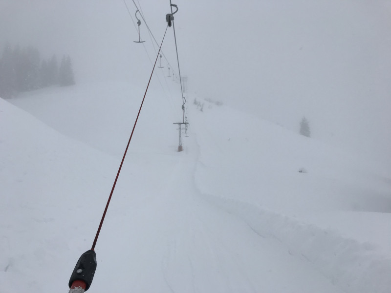 Andere Jahre war es ein Zittern, ob der Verbindungslift durchhält... dieses Jahr liegt massig Schnee