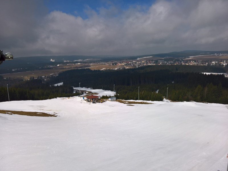 ...und talwärts geschaut, im Hintergrund die Piste 5