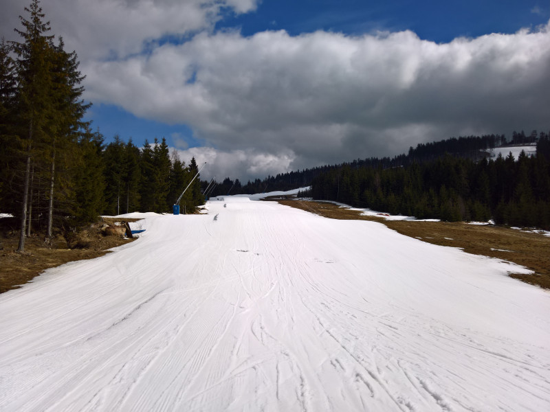 Piste 5 "Pavla" bergwärts mit dem Funslope bzw. der Ski-Boardercross-Strecke (sichtbar auch Löcher in der Schneedecke da dort ein Bach kreuzt)
