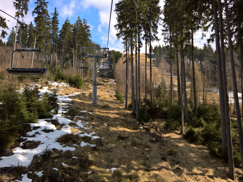 Trasse der 4KSB "Modes Grund" und rechts daneben die schneefreie Piste 3 "Jitka"