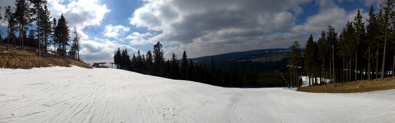 Blick vom Ziehweg zur 4KSB "Modesgrund" und Start der Piste 4, ganz links der Turm mit Restaurant auf dem Gipfel