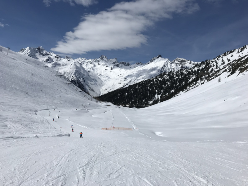 Entgegen der elektronischen Anzeige war die 7a bereits wegen Lawinengefahr geschlossen. Vermutlichen aus gleichem Grunde auch diese Pistenverlegung.