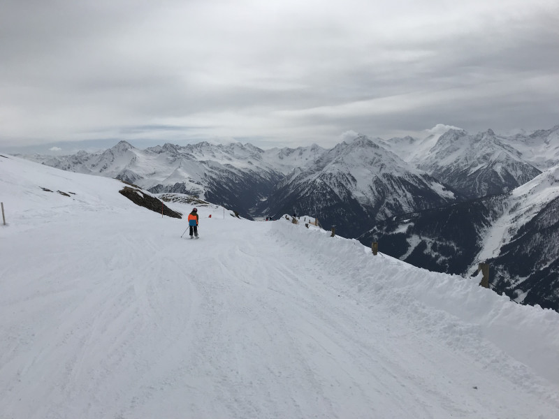 Normalerweise hat es auf der Panoramabfahrt doch einen hohen Zaun, der liegt unter dem Schnee