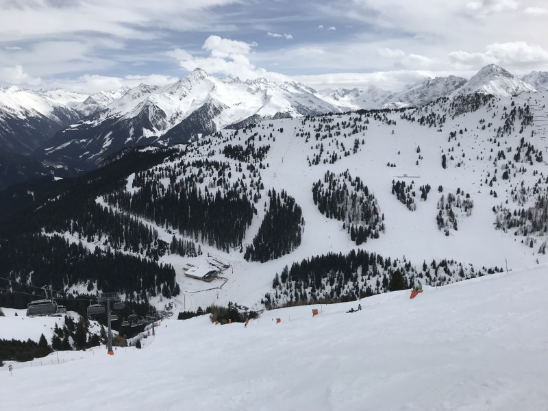 Auf der schwarzen am Schneekar war der Schnee extrem schwer. Vor einem Jahr hätte ski-chrigel-Junior da kapituliert oder gestreikt, heute kam kein Mucks. Schon faszinierend, wie schnell die Fortschritte von statten gehen.