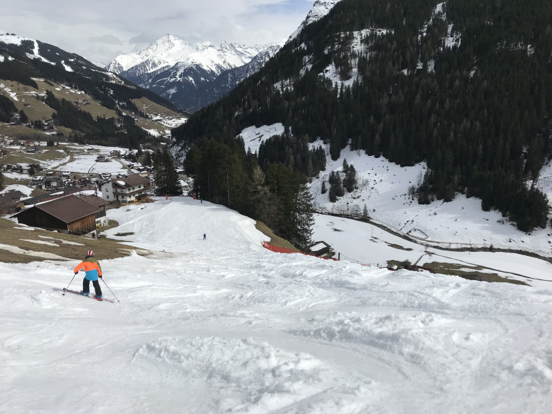 Die Talabfahrt war dann ein Saukrampf. Da beim Restaurant ist die Piste schmal, aber noch mit dicker Auflage.