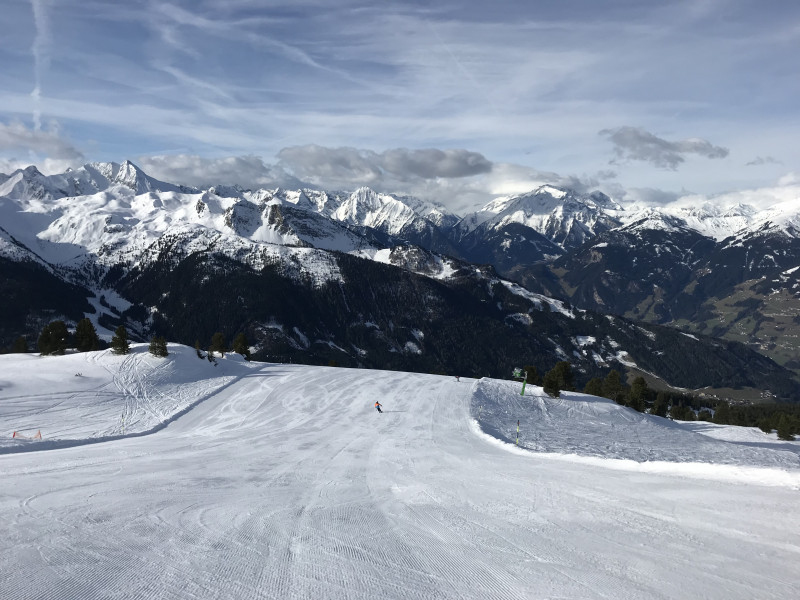 Die Sportabfahrt war im oberen Teil um 9 Uhr noch etwas gar hart, weiter unten aber konnte sie über Nacht nicht durchfrieren.