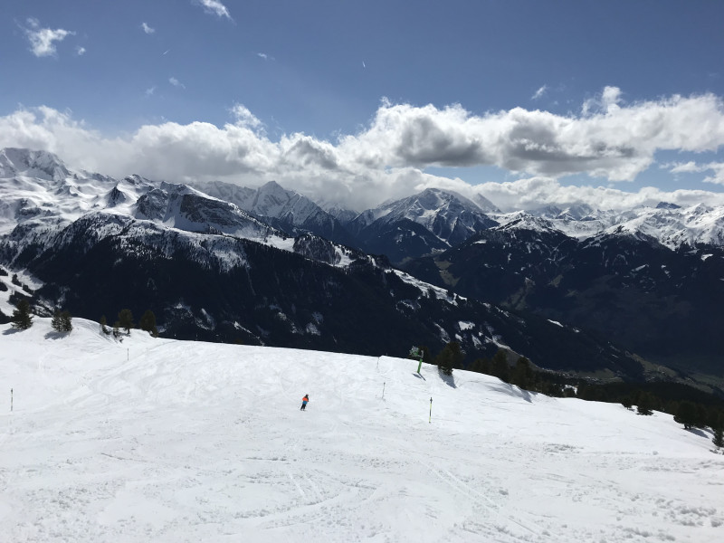 Ansonsten wurden die Piste nach 13 Uhr aber rasch bremsig und unangenehm. Die Sportabfahrt um 15 Uhr war eine ziemliche Herausforderung.