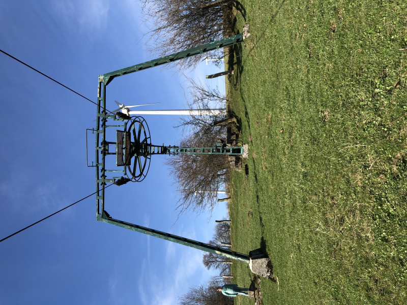 Die Bergstation bzw. der Lift ist leider in keinem gutem Zustand mehr. Nach gut 25Jahren stillstand aber kein Wunder.