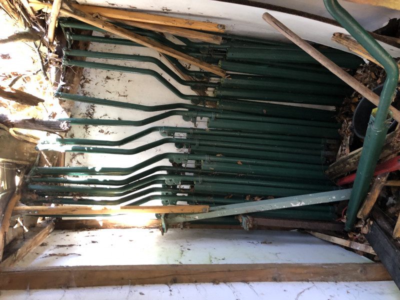 Das wirkliche Highlight des Tages!!! Es befinden sich tatsächlich noch die alten Gehänge im Tal! Alte Holzlangbügel..... ein echtes Glücksgefühl.