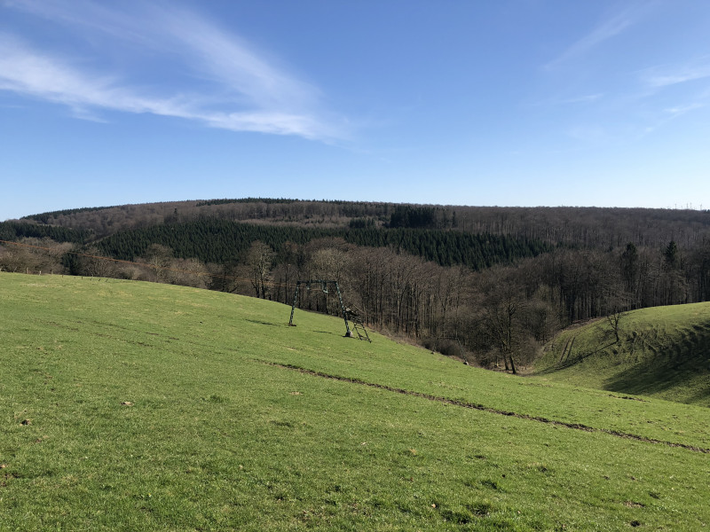 Wenn Interesse besteht poste ich noch weitere Bilder. Ich kann nicht viel zu dem Lift sagen da er vor meiner Zeit schon stillgelegt wurde... Warum kommt der Beitrag so spät? Naja 2004 konnte ich das Schätzchen leider mit 2Jahren noch nicht wirklich wertschätzen und ich habe erst vor einem Jahr durch diesen Beitrag von der Existenz erfahren und war mir nicht sicher wo und ob er noch steht... <br /><br />Bin gespannt ob das noch einer Ließt ;)
