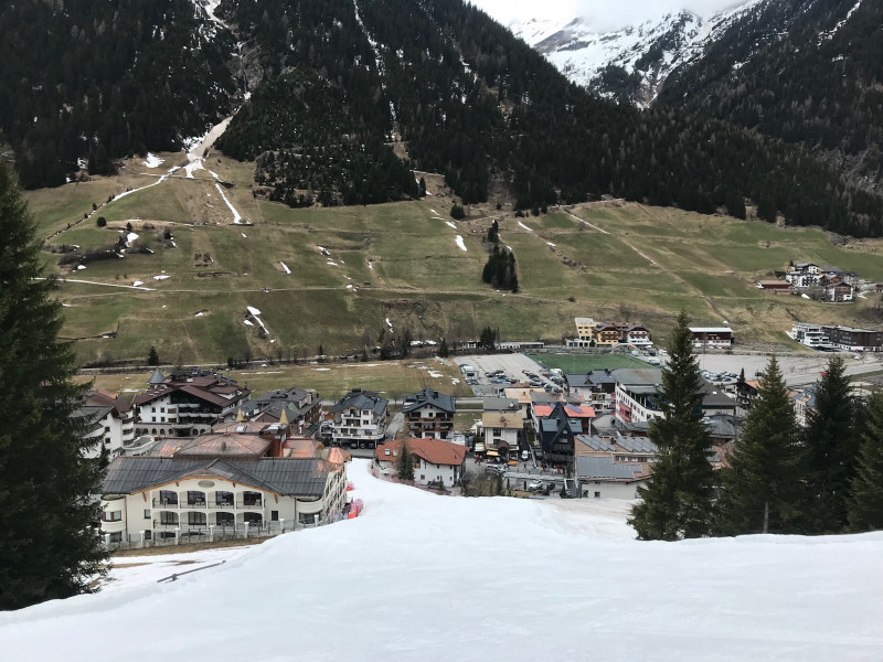 Abfahrt bis fast in den Skikeller des Hotels