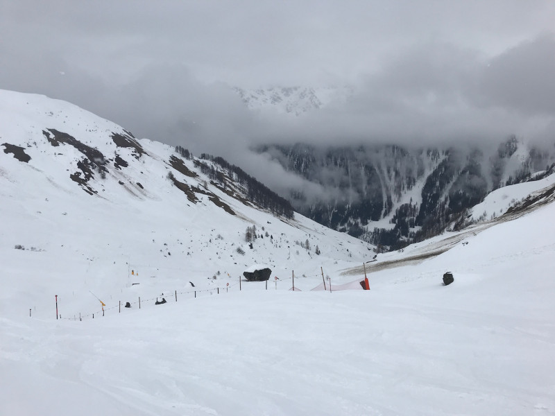 Bevor das Wetter besserte, machten wir eine Abfahrt auf der 60 nach Laret. Immer wieder nett. Vor allem bei den eindrücklichen Lawinenkegeln, die dieses Jahr bis über die Piste reichten.