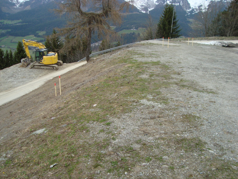 Parkplatz Brenner Alm: Auch hier sieht man die Straßenverbreiterung! Aber es ist noch zusätzlich am Parkplatz etwas ausgesteckt! Piste?