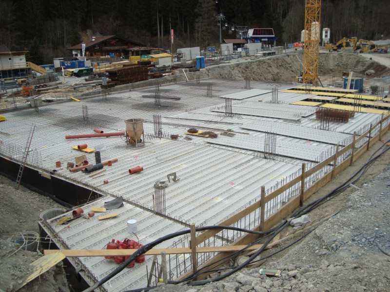 Ehemalige Verbindungspiste Hartkaiserbahn Tal - Hausbergbahn Tal. Hier entsteht das neue Lifthotel Tirol Lodge. Das unterste Tiefgaragendeck steht bereits. Aber wo kommt da die Verbindungspiste hin?
