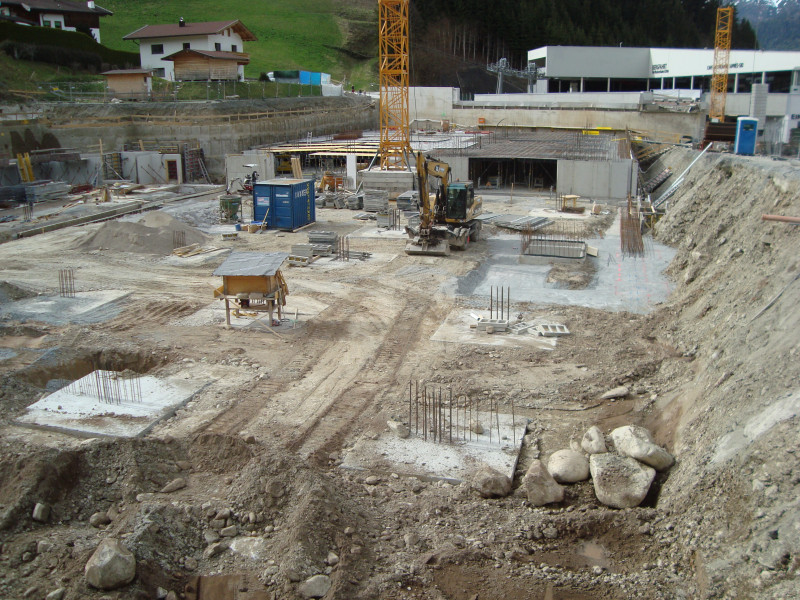 Der Hotelbau von der Hausbergbahn Talstation aus.