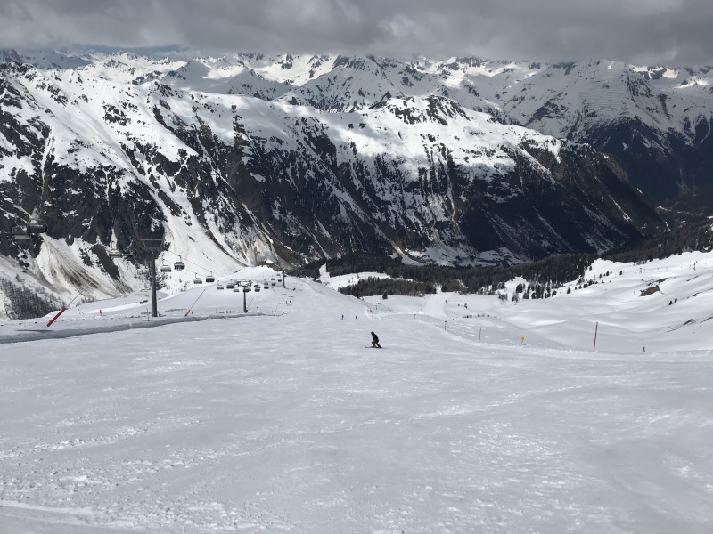 Einfach schade, dass es die Ischgler nicht können. Die 35 wäre so genial, top Gelände, top Schnee auch noch um diese Zeit, aber schlagig ohne Ende. Macht wenig Spass :-(